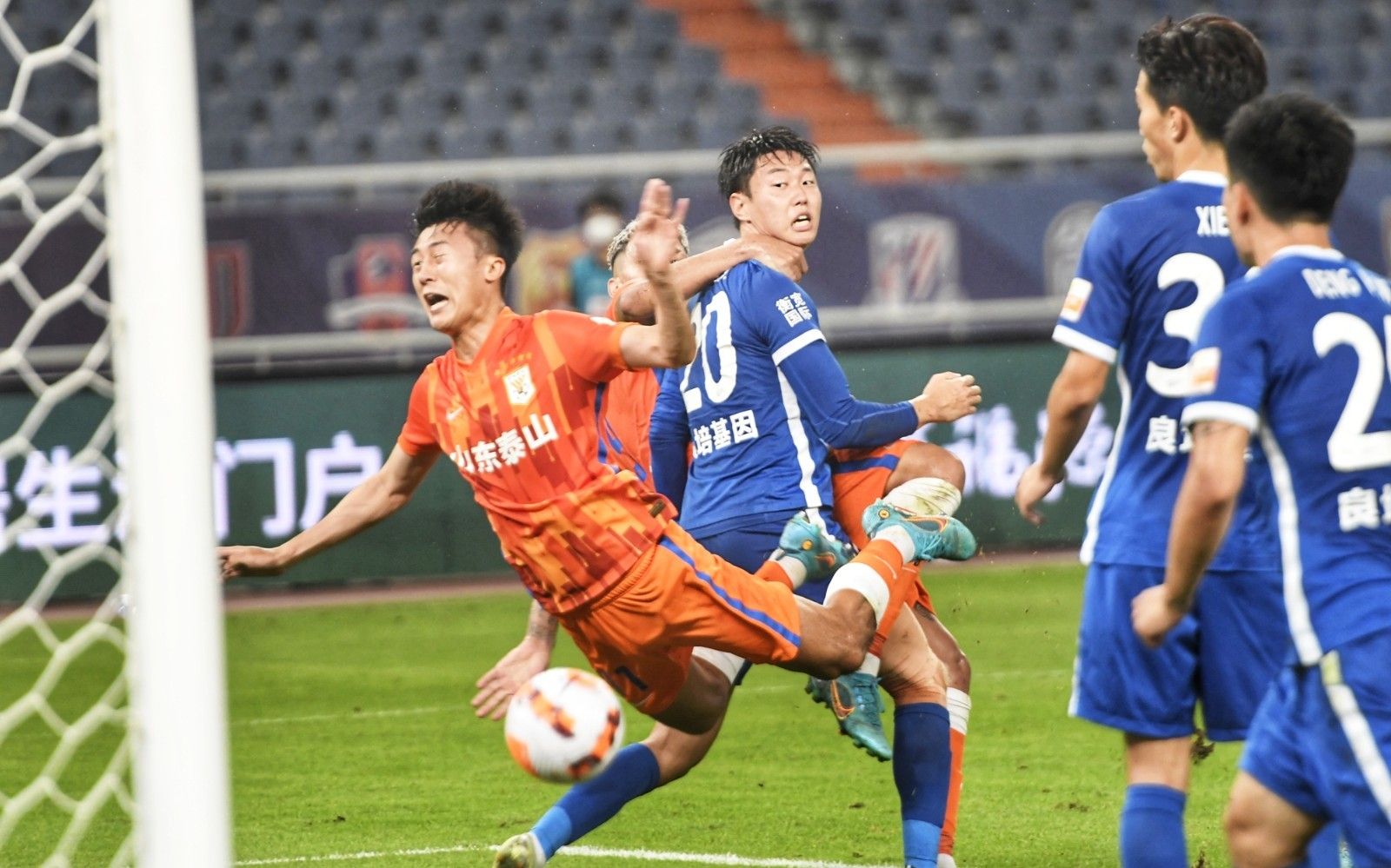 世体：德容与孔德已回国家队报到，其他巴萨球员周二陆续报到