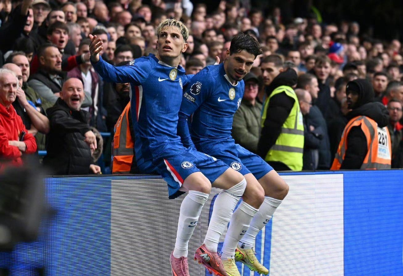 莱万：我经常带伤上场，肋骨骨折也硬撑；不着急决定未来（莱万：带伤出战成常态，肋骨骨折也坚持；未来去留不着急）