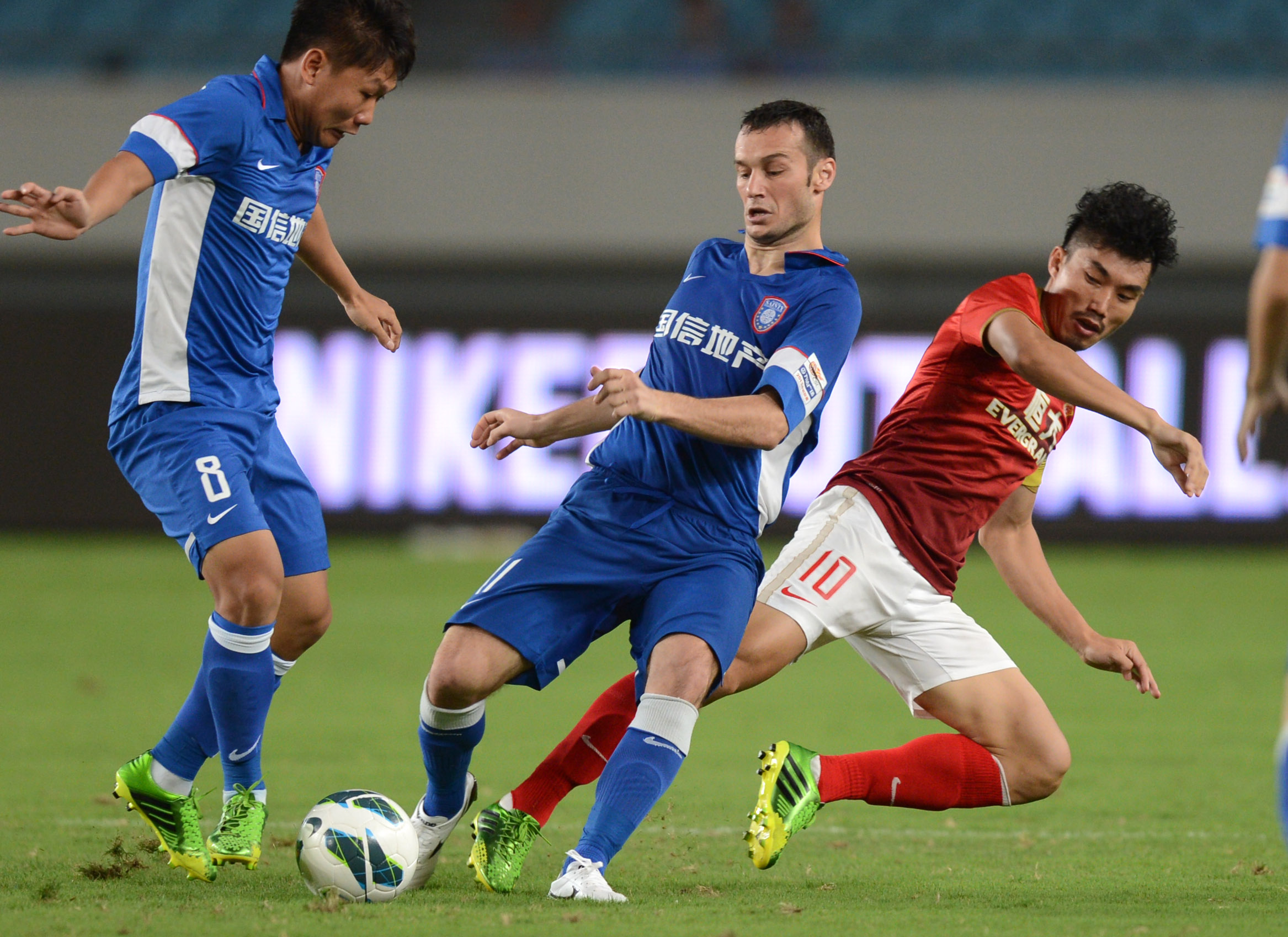 湖人vs猛龙首发：里夫斯搭档詹皇PK英格拉姆&巴恩斯