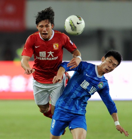 滇超联赛昆明队抵保山获赠小粒咖啡非遗周边（滇超昆明队抵达保山，获赠小粒咖啡非遗文创周边）