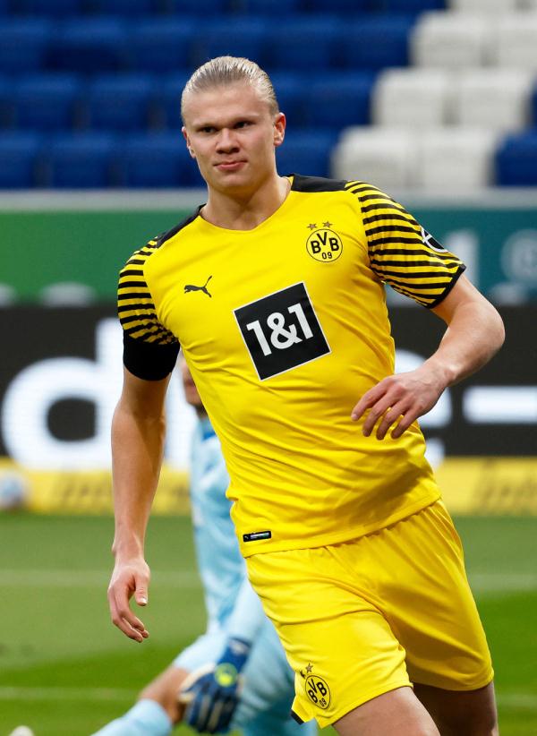 英超曼城与利物浦积分榜争夺白热化（曼城与利物浦英超榜首之争进入白热期）