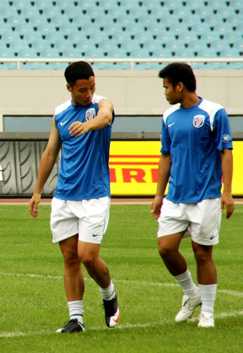 足球欧洲杯官方发布主题曲，引热议（欧洲杯公布官方主题曲，掀起热议）