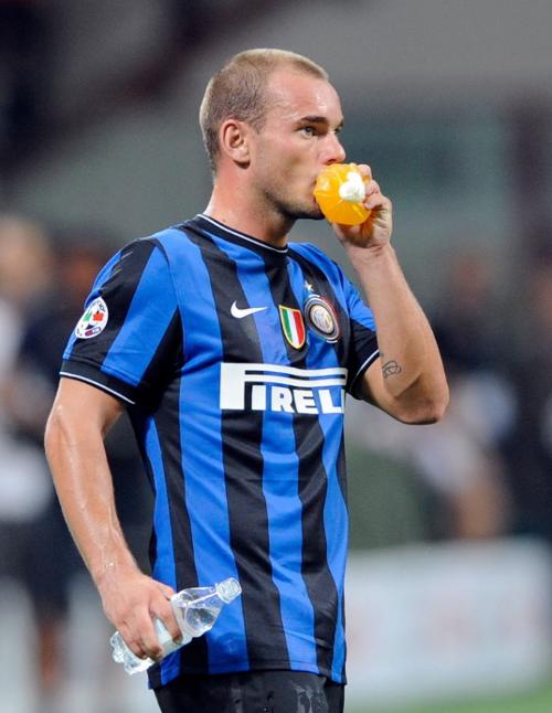 罕见！阿根廷球员骂梅西：没想到你是德保罗的跟屁虫（罕见一幕：阿根廷球员怒怼梅西，称其成了德保罗的跟班）