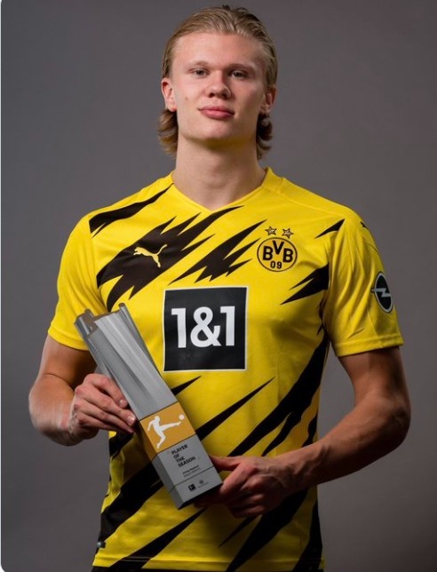 黄潜主帅：维加没抬脚是贴地铲球，我不认为那是红牌（黄潜主帅：维加未抬脚属贴地铲抢，判红不合理）