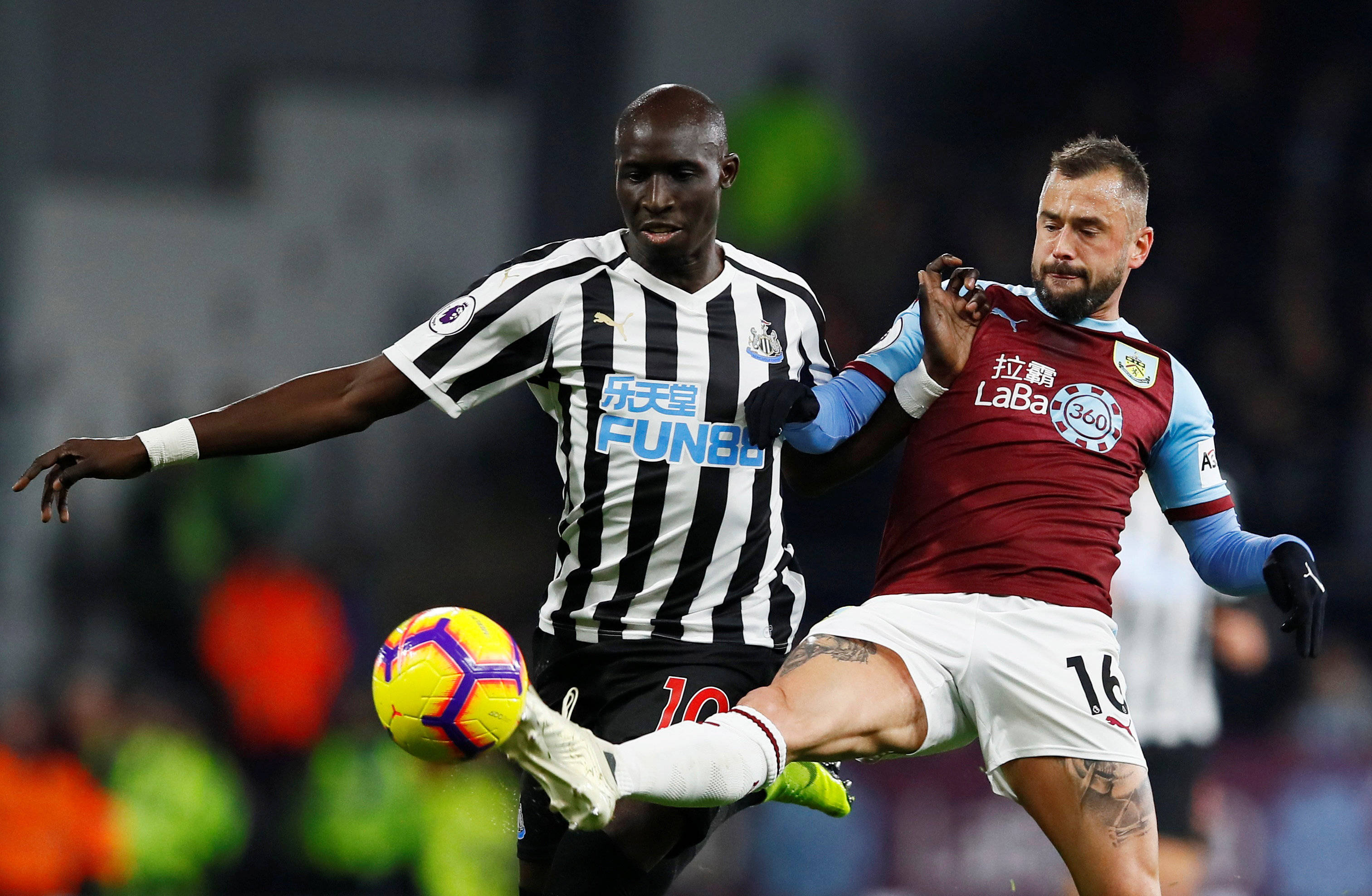 在极光下滑冰，这算不算人生的“高光”时刻？（极光之下滑冰，是否人生最闪耀的瞬间？）