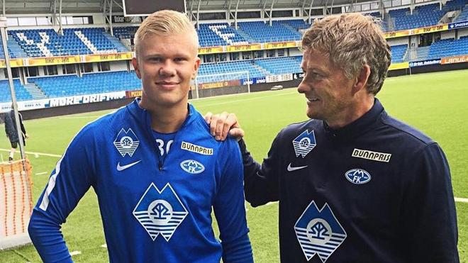 太阳报：麦克托米奈领意甲最佳球员奖，被女友透视着装抢风头（太阳报：麦克托米奈荣膺意甲最佳，女友透视造型抢尽风头）