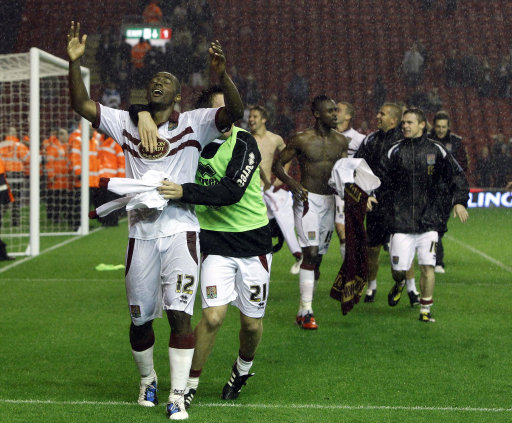 字母哥复出半场砍两双，雄鹿12记三分，半场1分领先（字母哥复出半场两双，雄鹿外线轰进12记三分，半场仅领先1分）