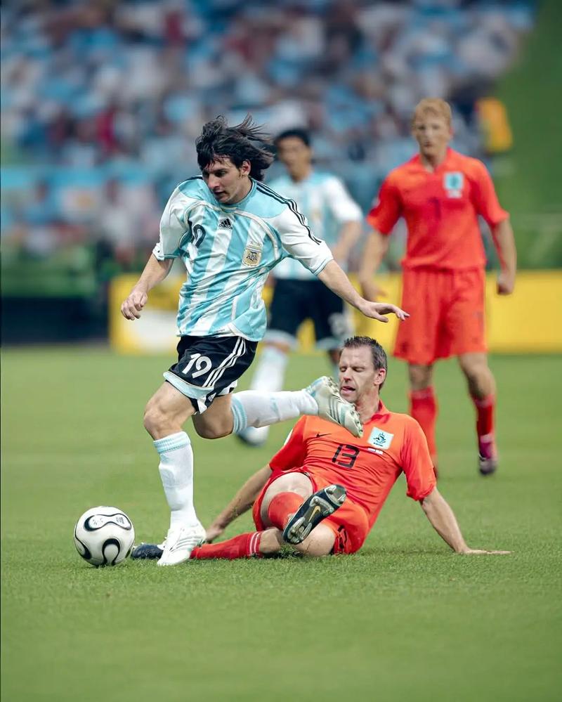 世体：施洛特贝克仍犹豫与多特续约，皇马与巴萨将争夺他（世体：施洛特贝克续约多特仍存疑，皇马巴萨或掀争夺战）