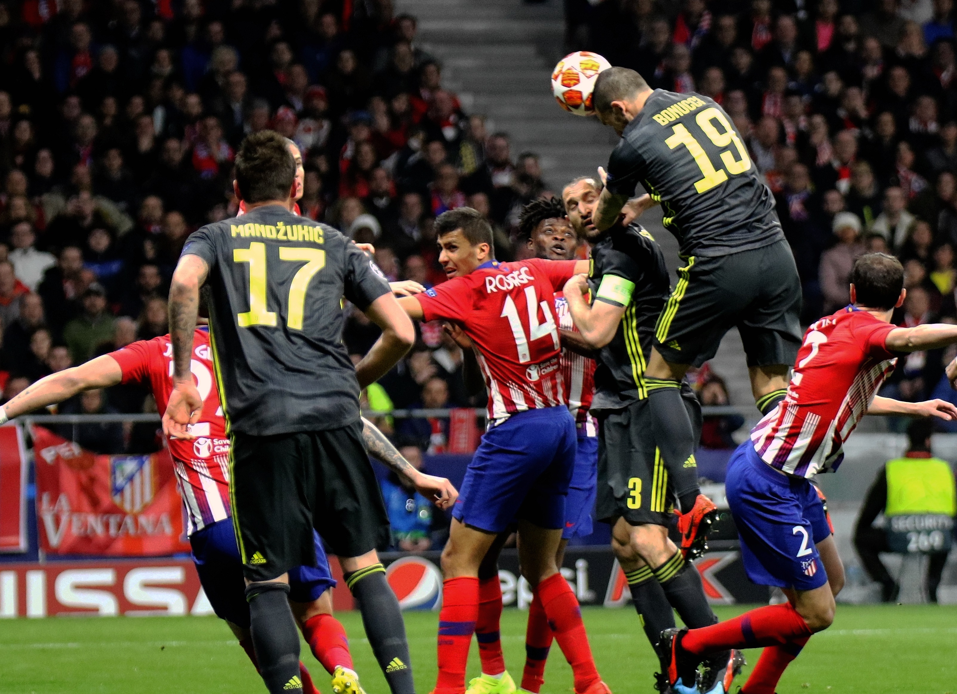 拜仁慕尼黑客场大胜沙尔克04